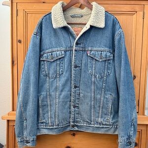 Levi’s Classic Sherpa-lined Standard Trucker Denim Jacket, size XL